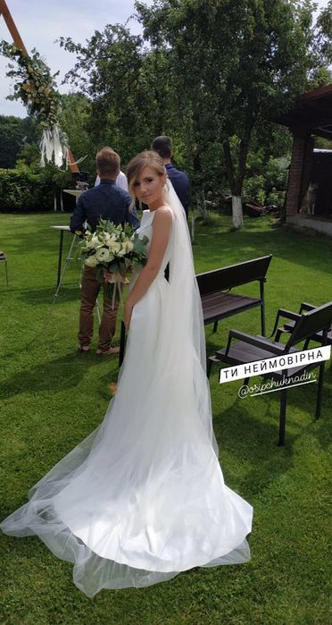 Лаконічна весільна сукня русалка кольору айворі