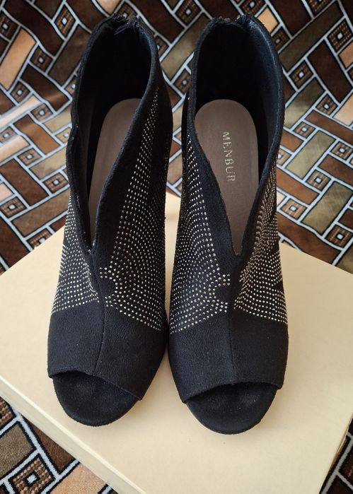 Босоніжки фірмові Menbur 40р