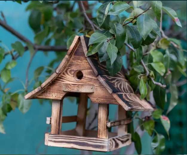 Karmnik ogrodowy z drewna – solidny, naturalny