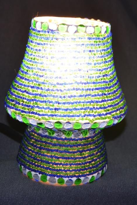 CANDEEIRO DE VIDRO revestido com missangas naturais