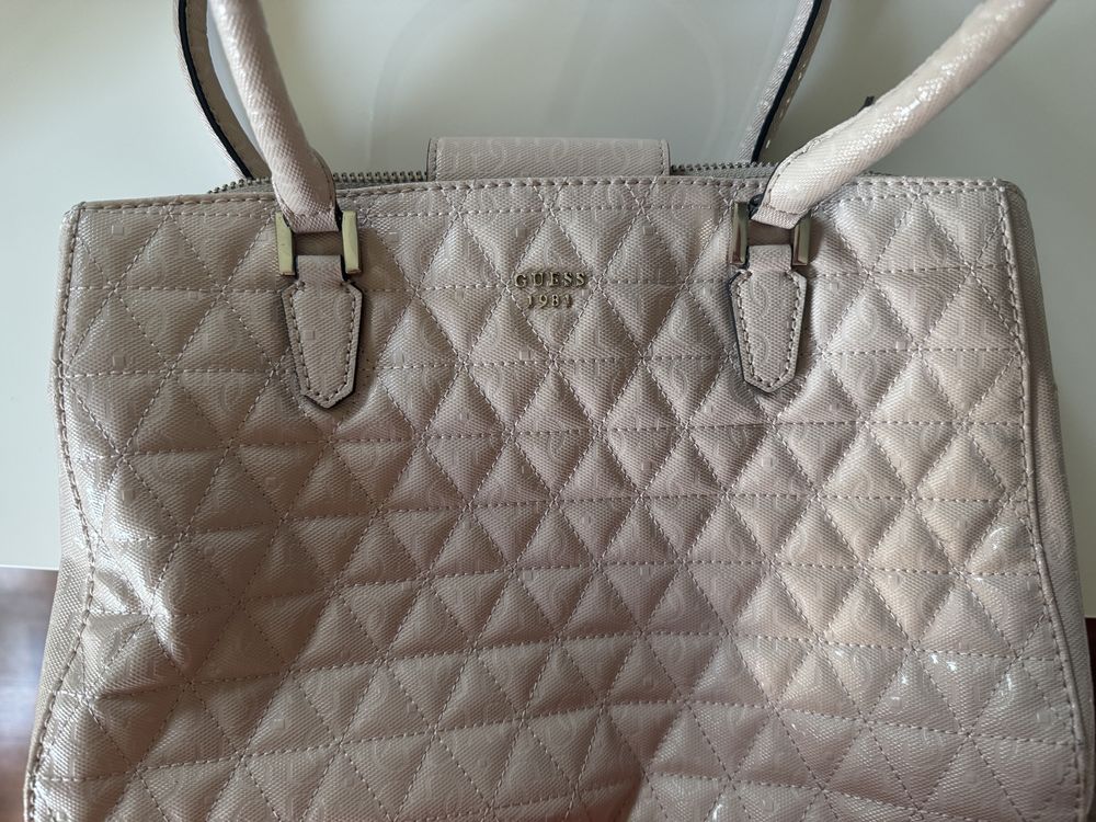 Mala Guess rosa nude brilhante