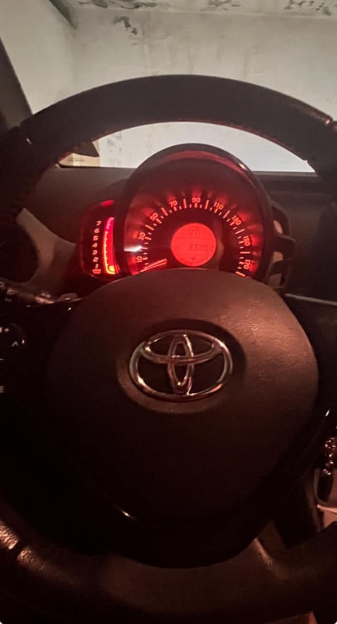 Toyota aygoo 85mil KMS caixa automática 2015