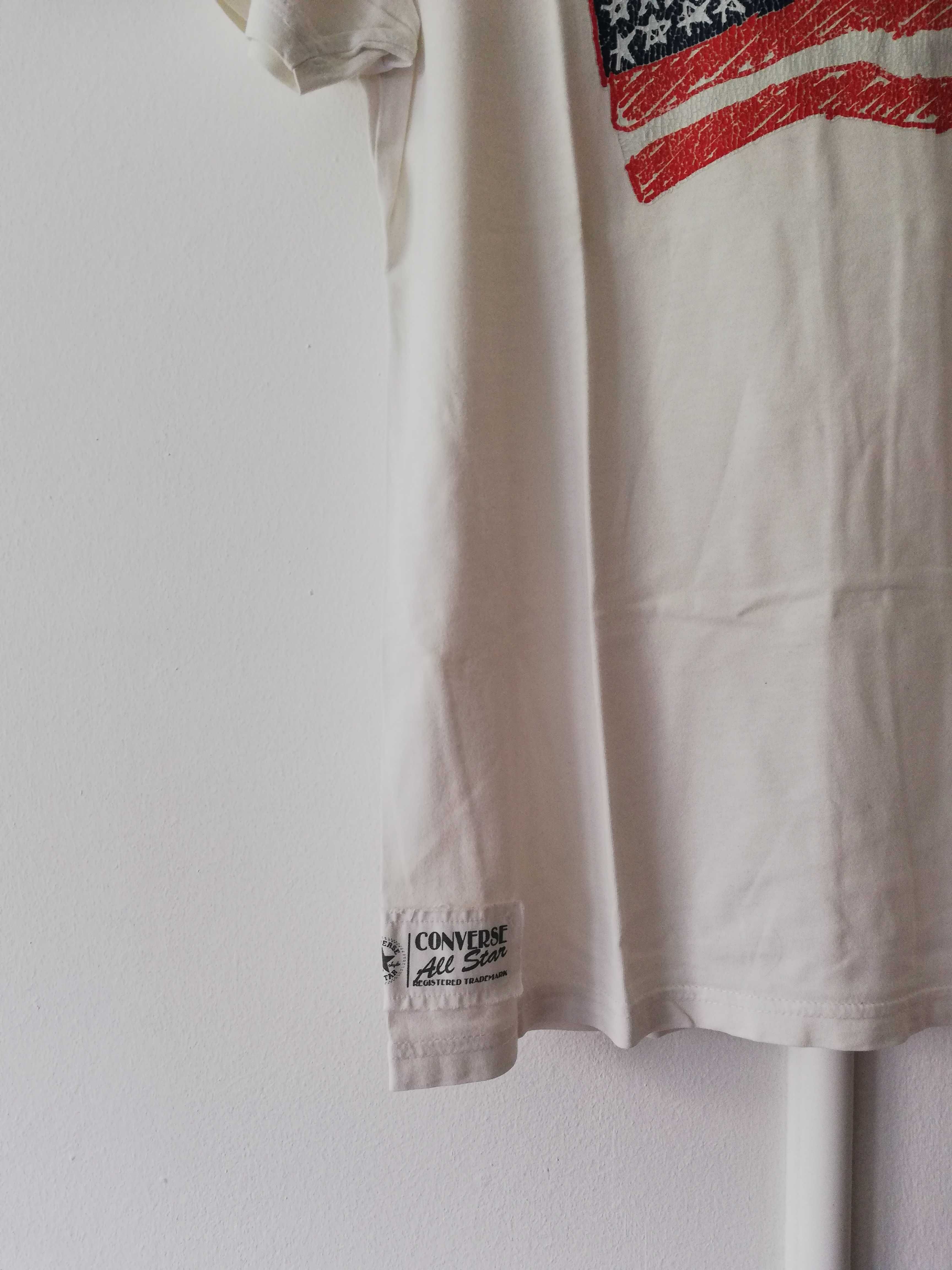 T-shirt branca com bandeira converse