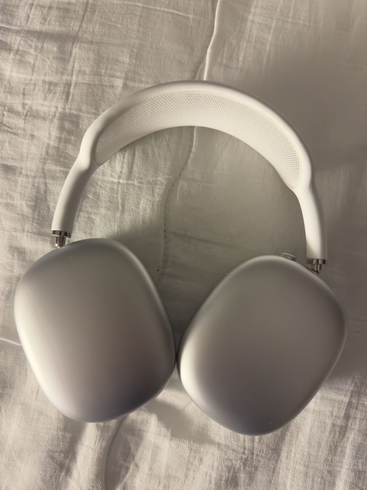 AirPods Max Ligthining