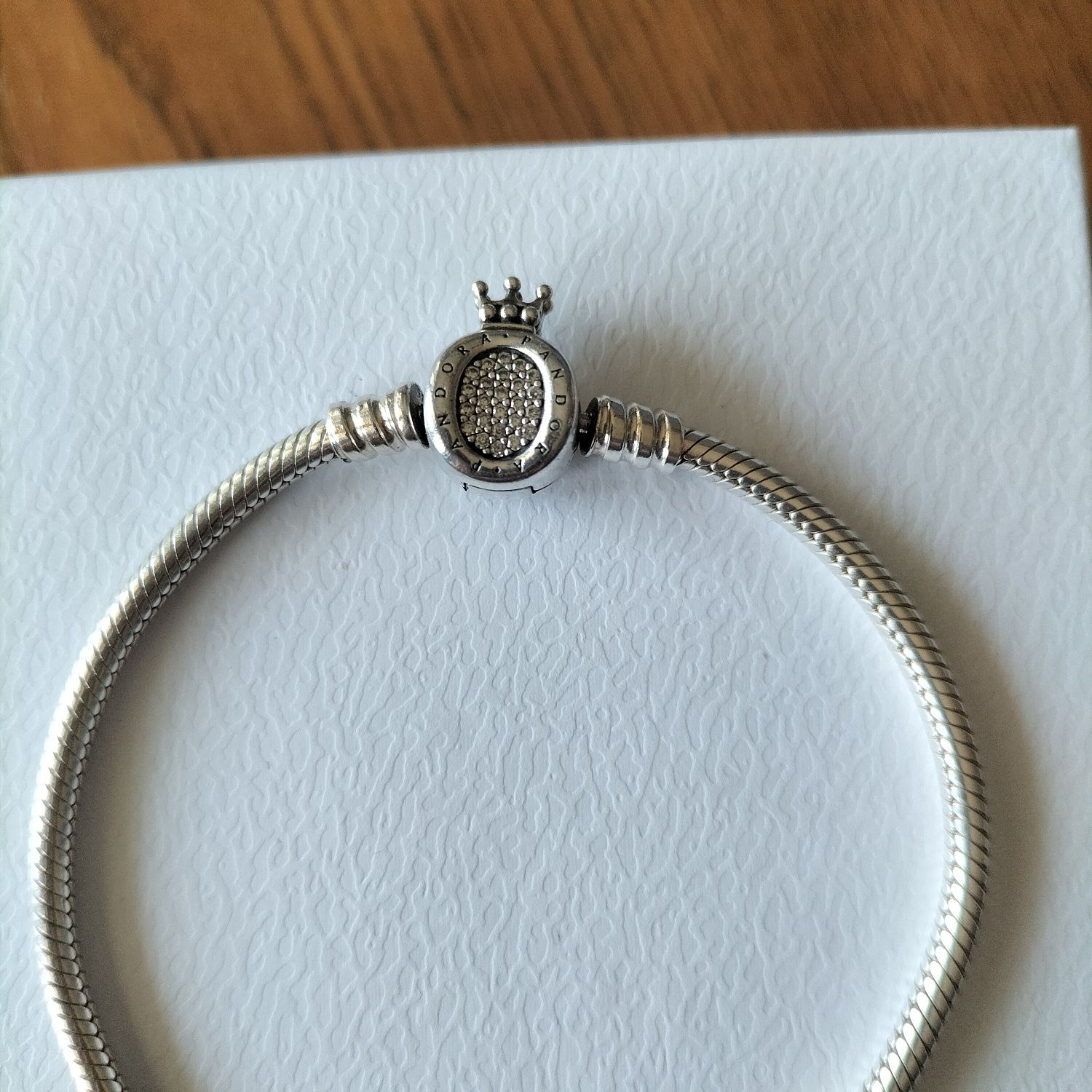 Bransoletka Pandora 18 korona pave monogram