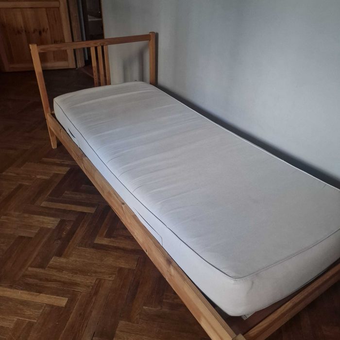 Drewniane łóżka  pojedyncze, 97x205 z materacem Ikea.