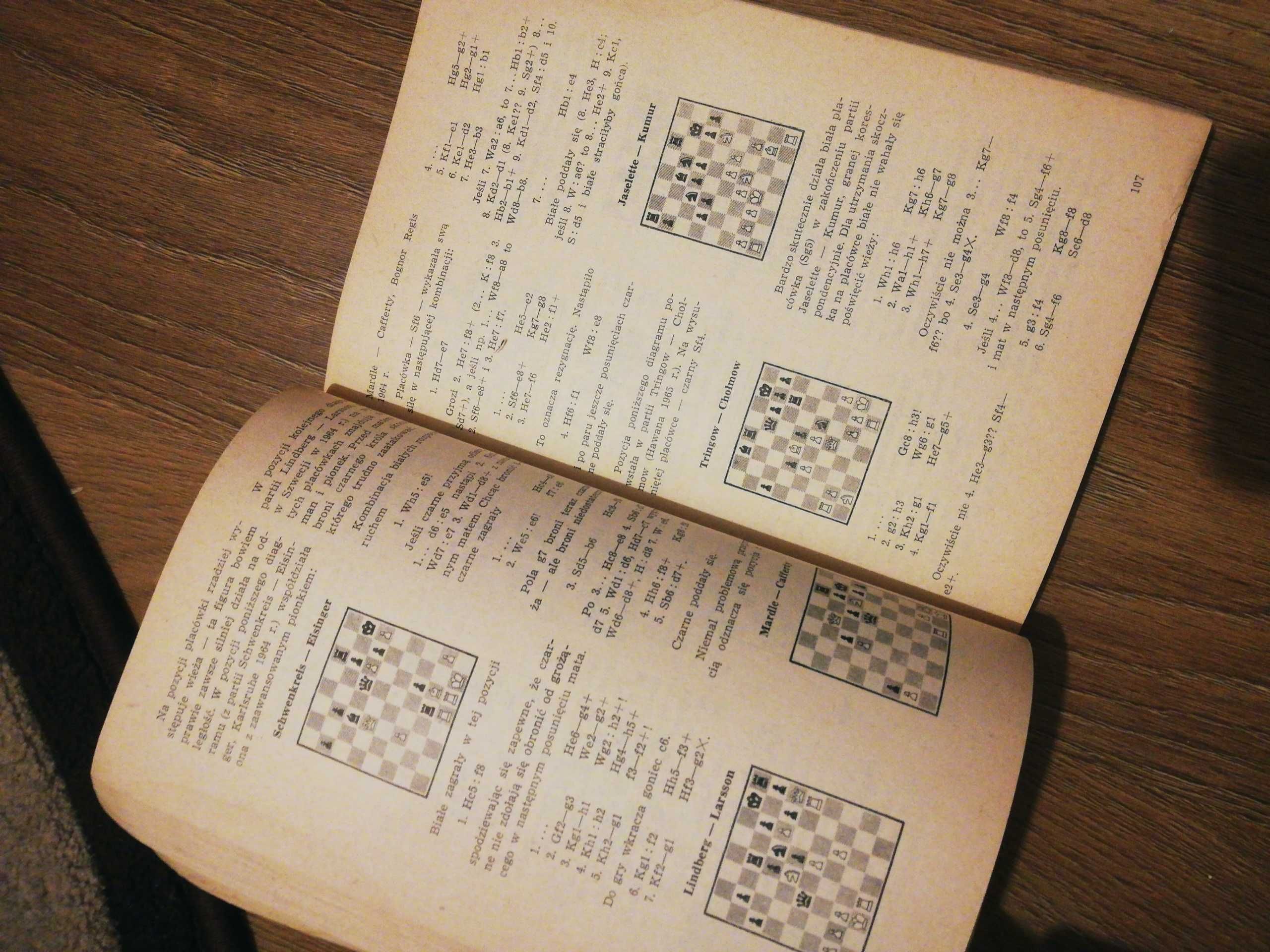 Książka przy szachownicy