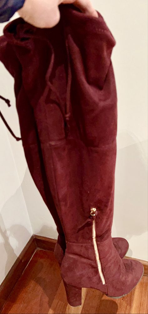 Botas em tecido tipo veludo a imitar camurça em bordeaux de cano alto