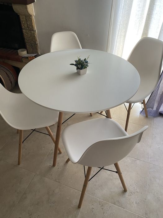 Vendo mesa com 4 cadeiras