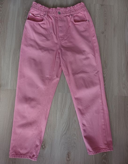 różowe spodnie dżinsowe