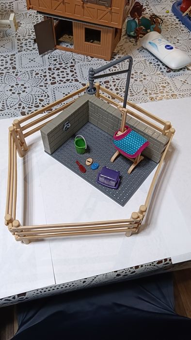 Zestaw shleich Myjka plus skrzynka z akcesoriami  i stojak na siodło.