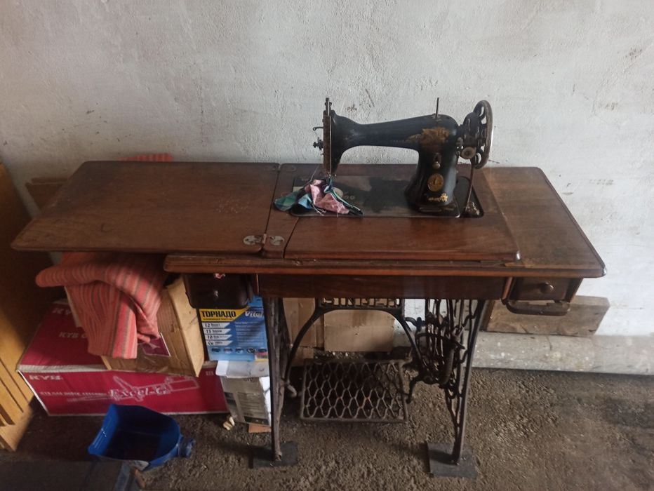 Старовинна  швейна машина ножна Singer оригінал
