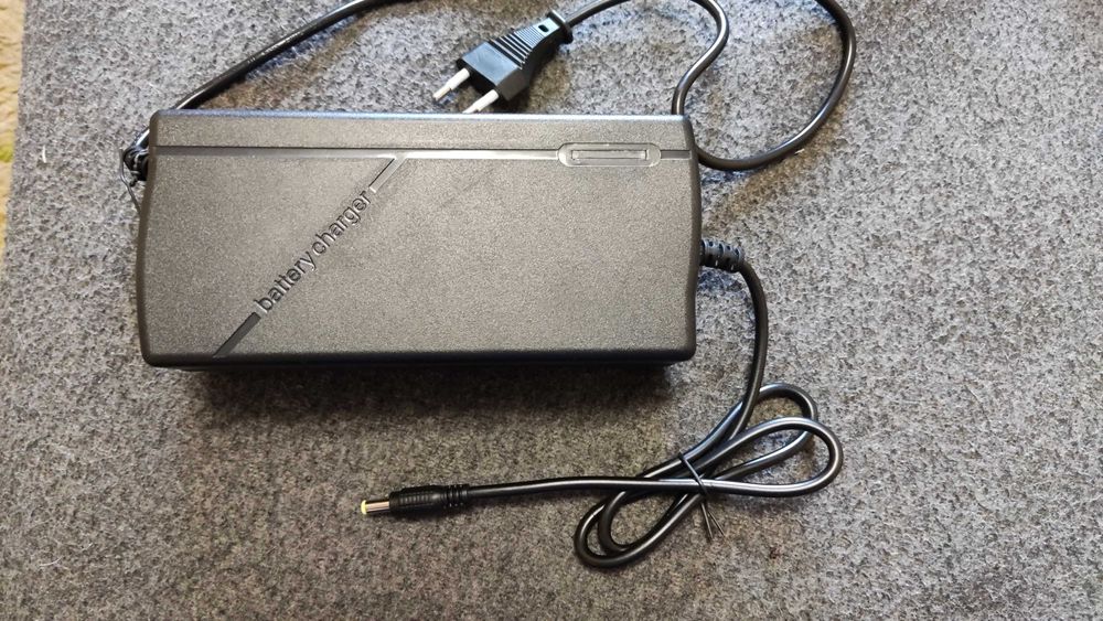 Зарядний пристрій для акумуляторів Li-ion