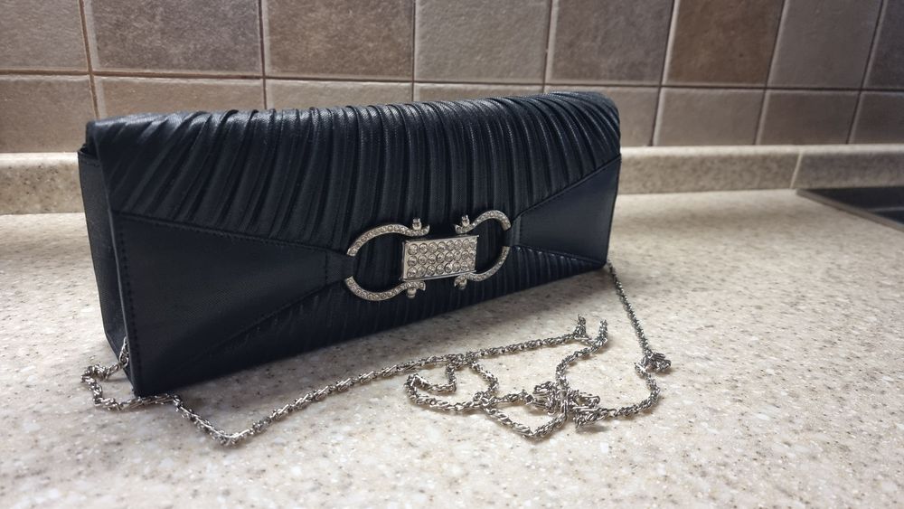 Чорний клатч з ланцюжком