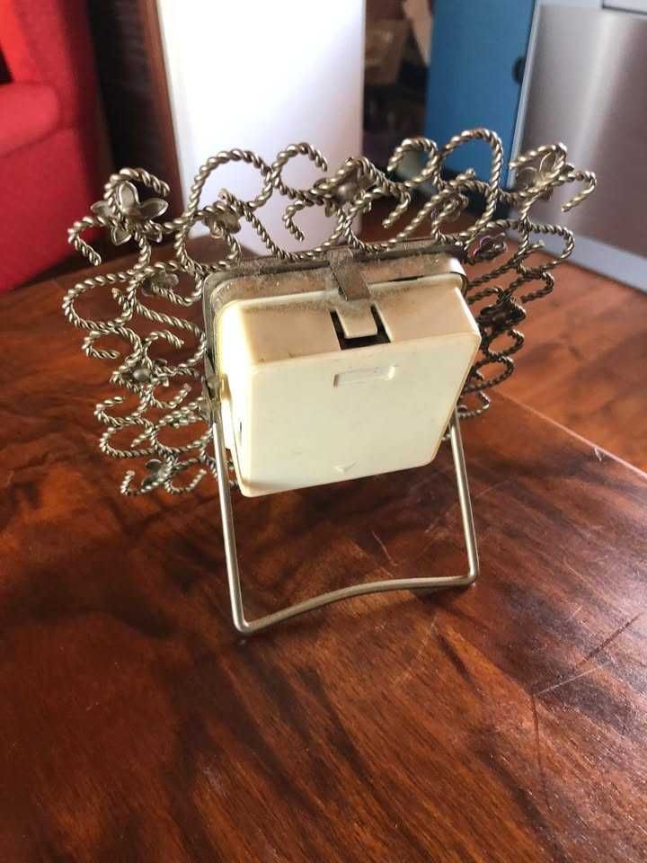 Relógio Relógio Vintage em moldura trabalhada com flores em metal