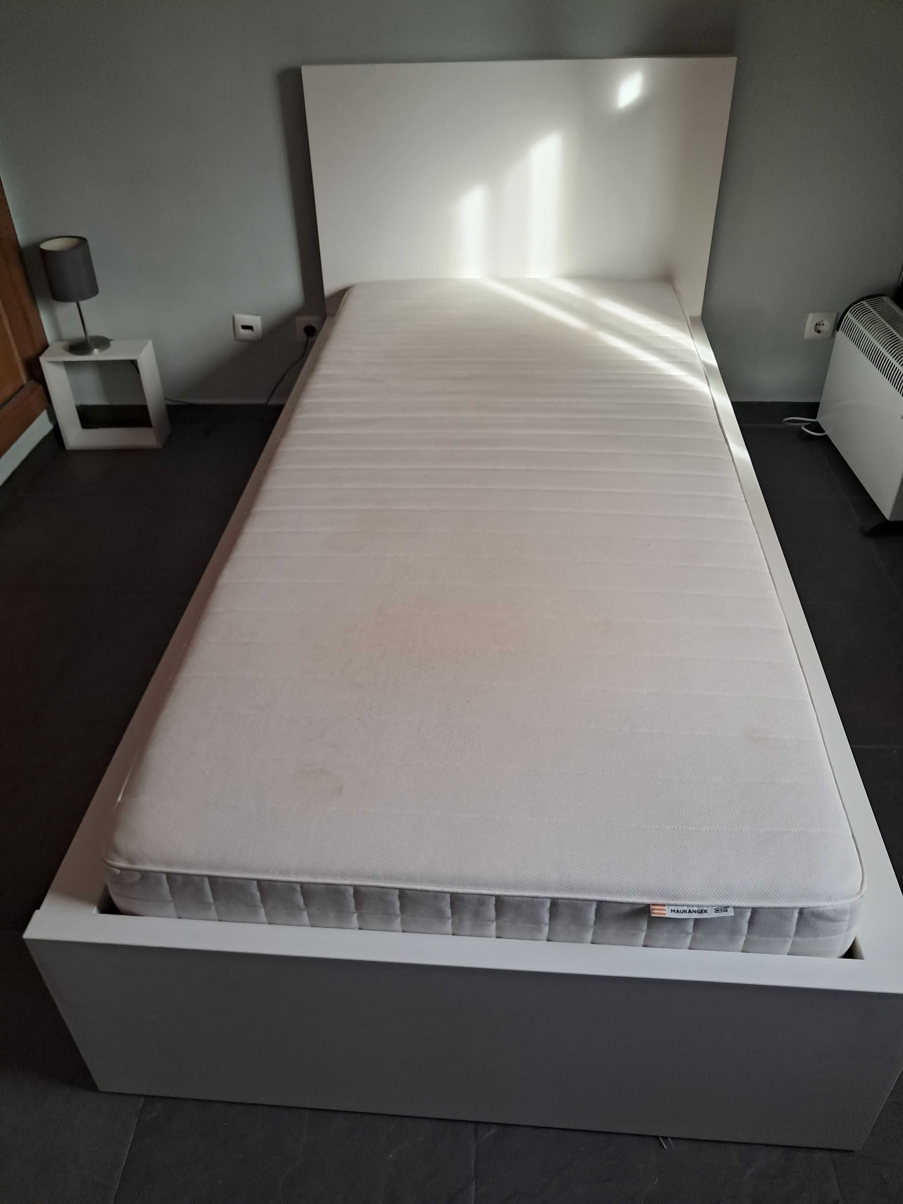 Cama solteiro-Ikea, completa c/arrumação e c/roupas de cama