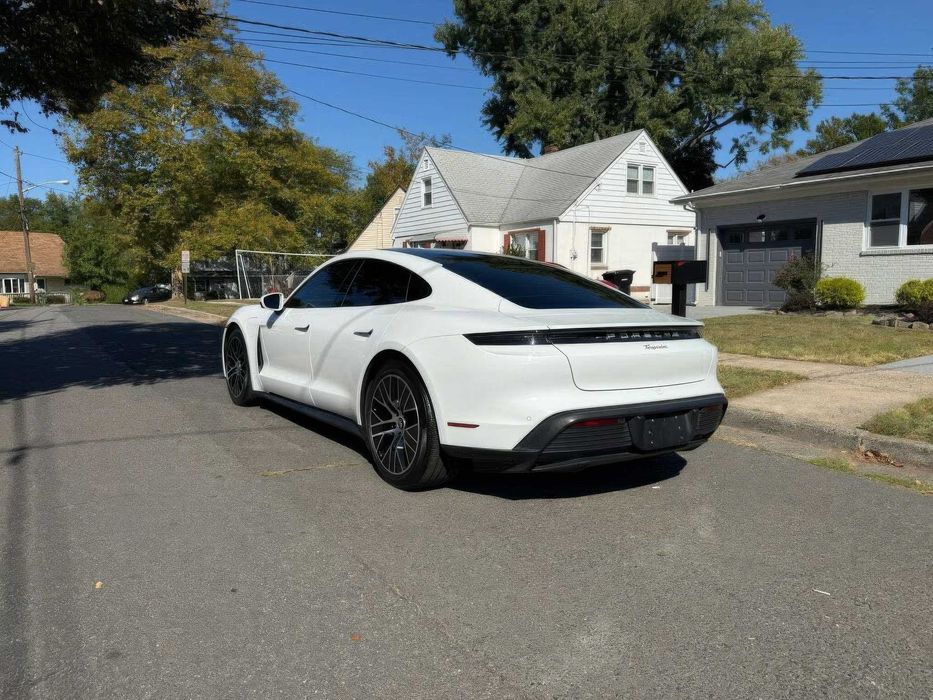 Porsche Taycan      2021