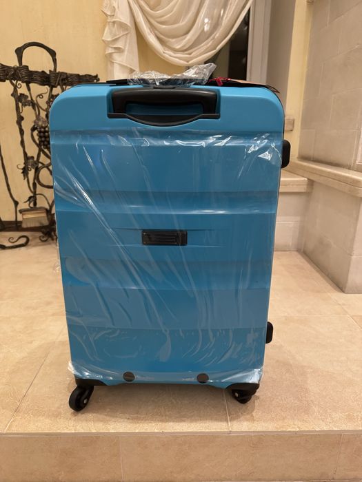 American tourister середня нова валізі, оригінал. М