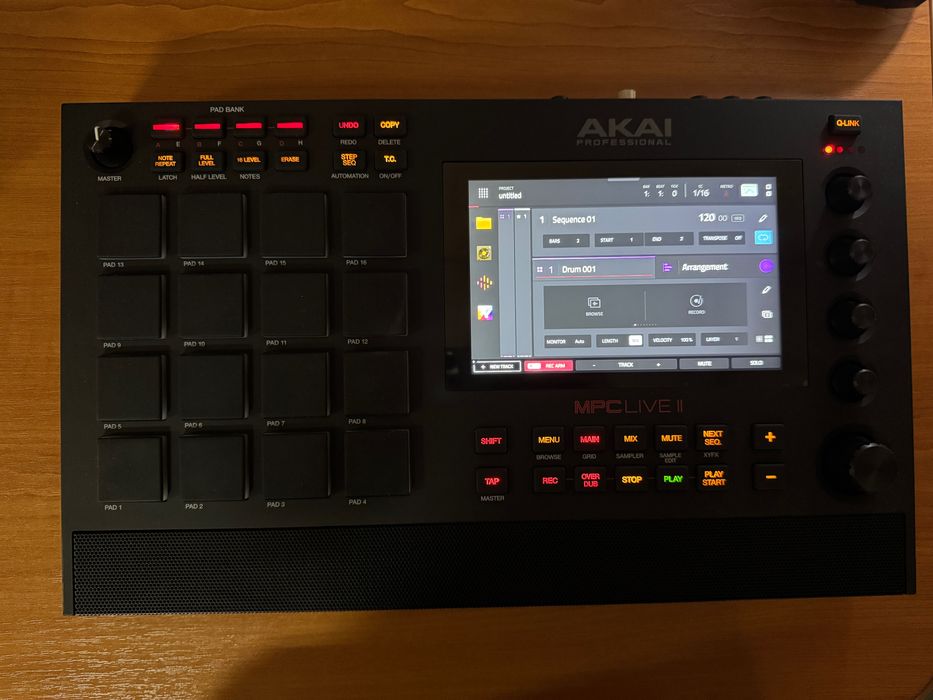 Akai mpc live 2 (пакет инструментов флешка  128 gb и шнур для iPhone)