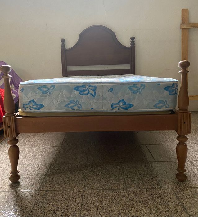 Cama em madeira com colchão
