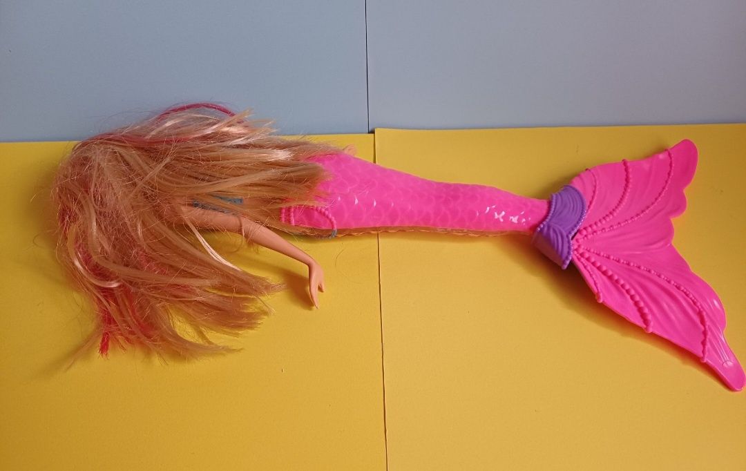 Barbie sereia com luz.
Mattel.
