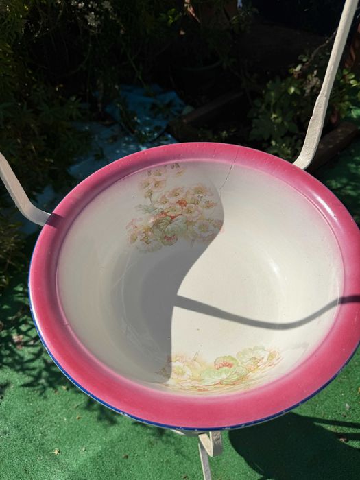 Lavatório em ferro com bacia e jarro