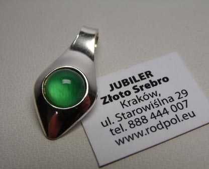 Delikatna srebrna zawieszka zielony kamień półkula