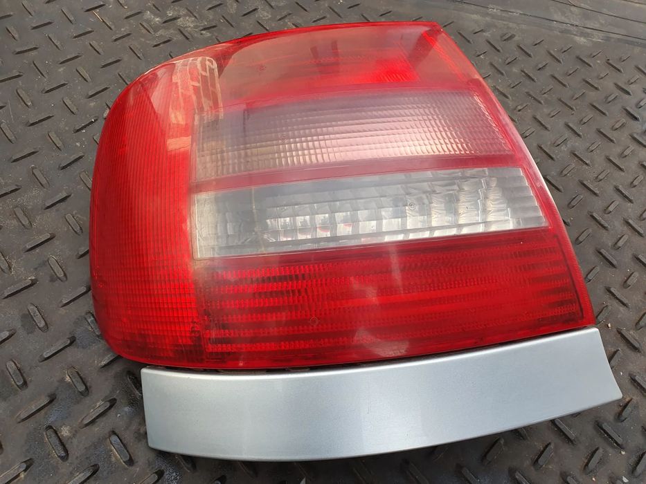 AUDI A4 B5 LIFT SEDAN LAMPA TYŁ LEWA ZEWNĘTRZNA 8D0945095G