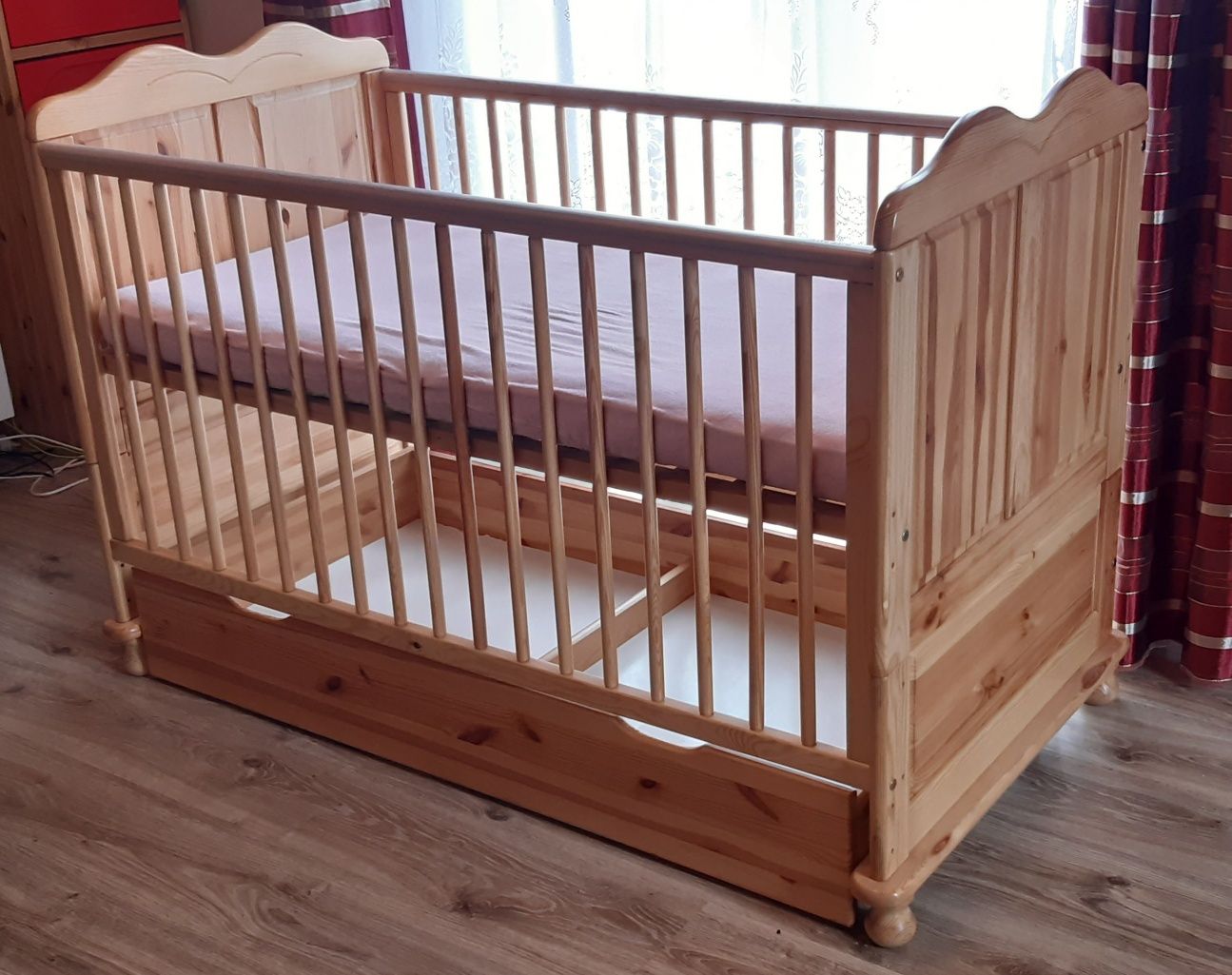Sosnowe łóżeczko niemowlęce i tapczanik 2w1