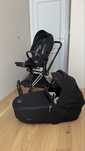 Wózek CYBEX PRIAM 4 – Gondola LUX Deep Black + Stelaż Chrome Black