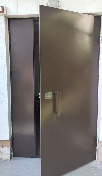 Металеві вхідні двері в під'їзд/тамбур з кодовим замком/нестандарти