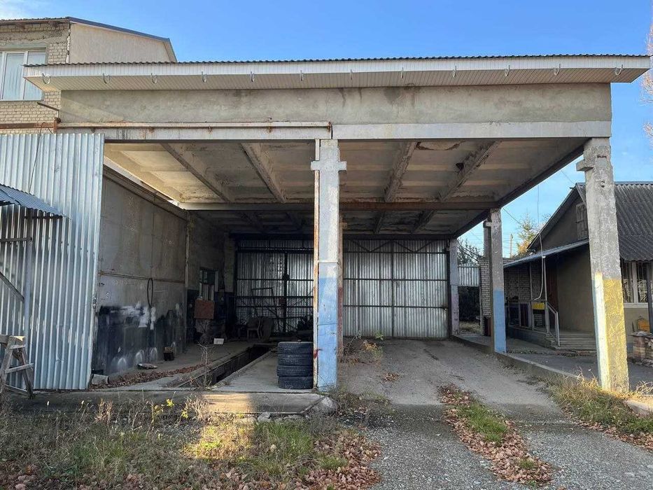 Здається в оренду трьох поверхова будівля та територія