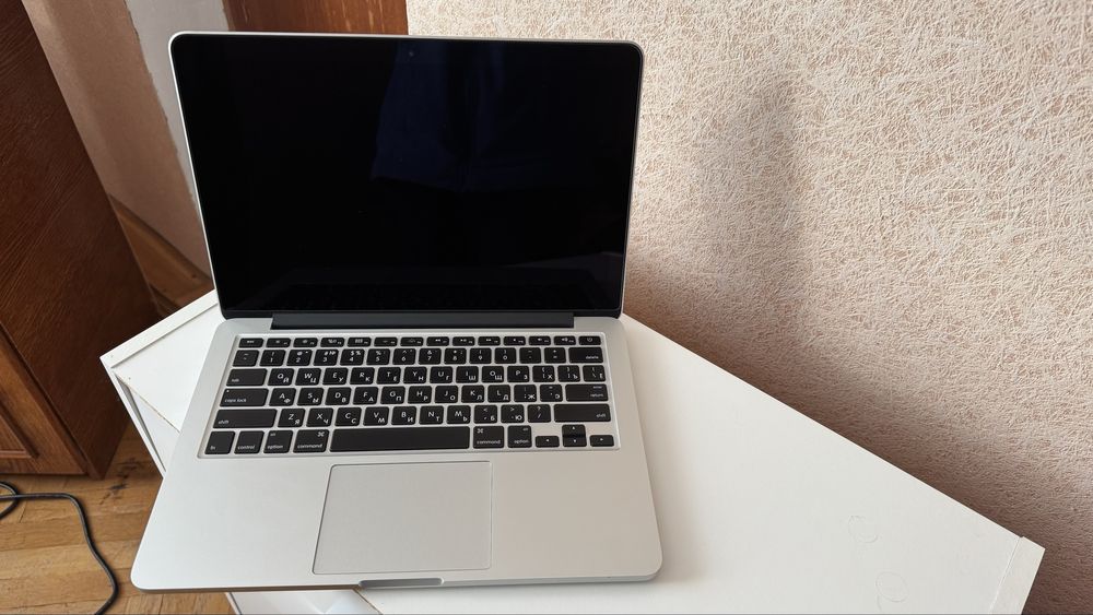 Продаю MacBook Pro Retina 13” (кінець 2013 року). Працює через HDMI