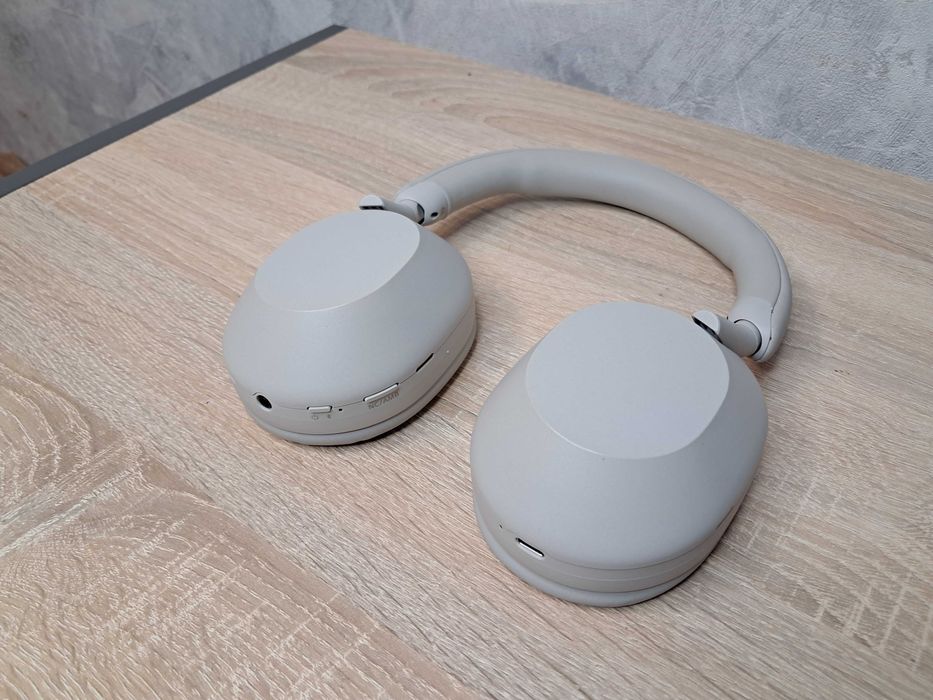 Топові навушники Sony WH-1000XM5 світлі