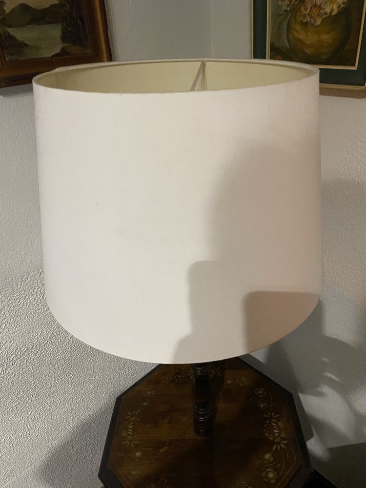 Candeeiro abajour com suporte mesa muito bonito e em excelente estado!