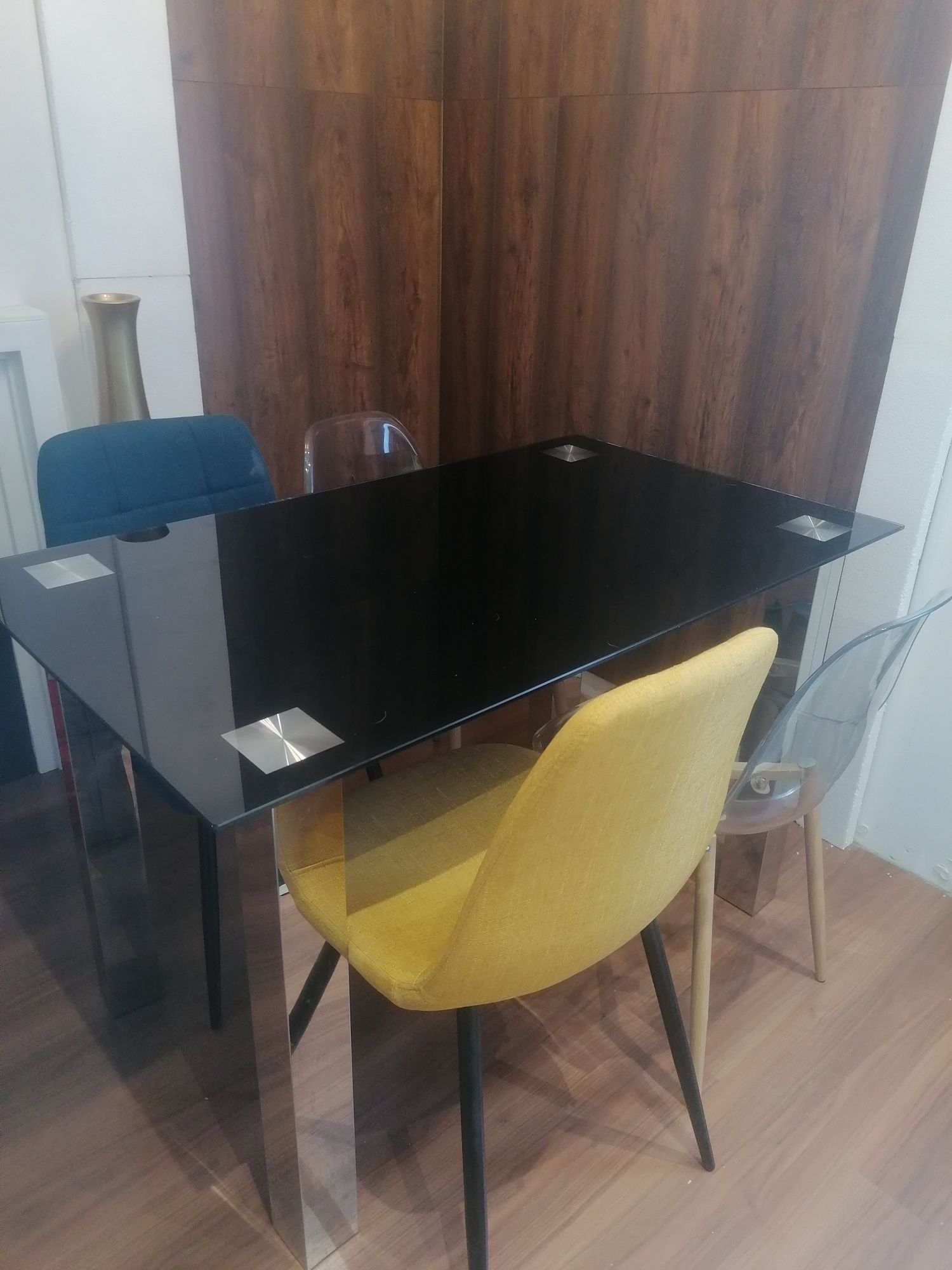 Mesa de jantar em vidro 50€