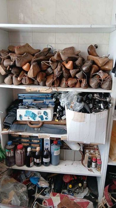 Vende-se ferramentas  e formas de sapateiro e maquinas de costura