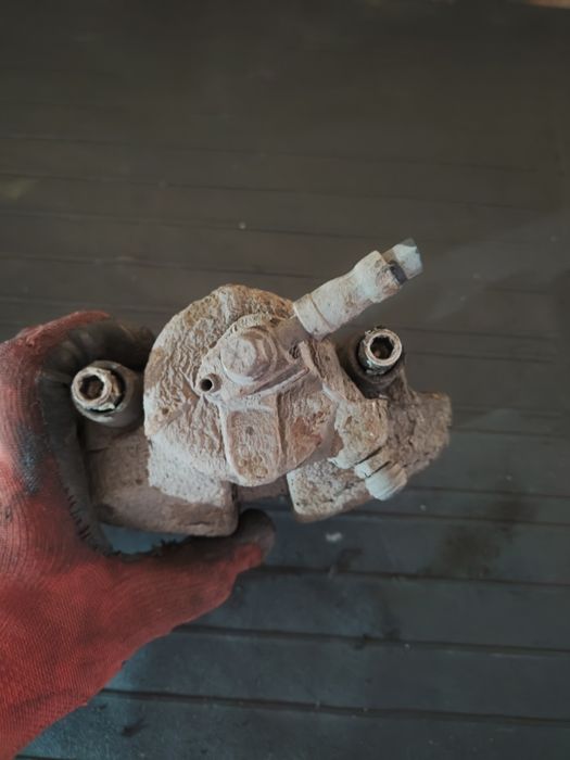 Zacisk hamulcowy przód lewy golf 5 Touran passat b6