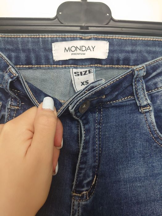 Bawełniane spodnie dżinsowe ze zdobieniem na łydce Monday