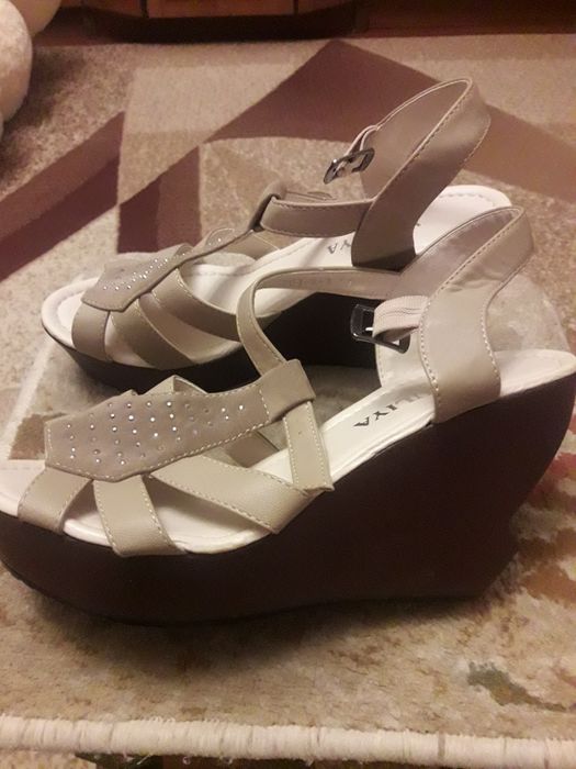 продаются женские босоножки