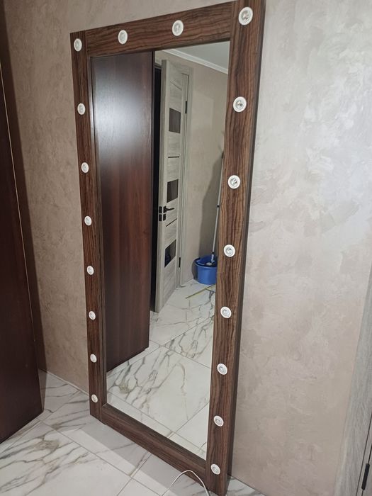 Ростове дзеркало з лампами.