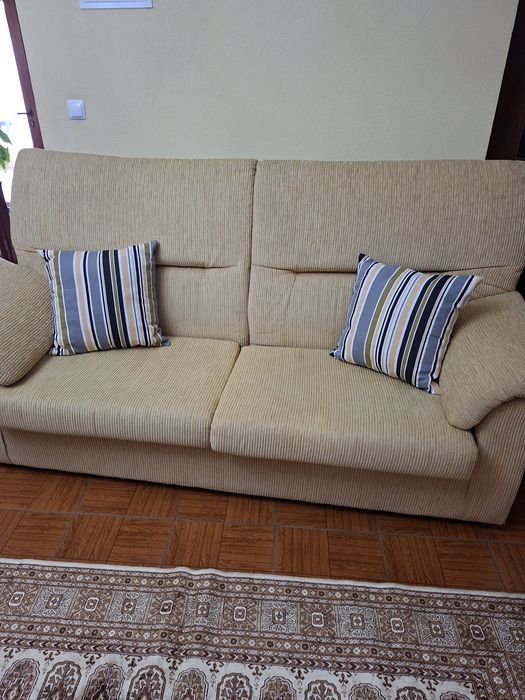 Um Sofá está muito Bom e Fixe.