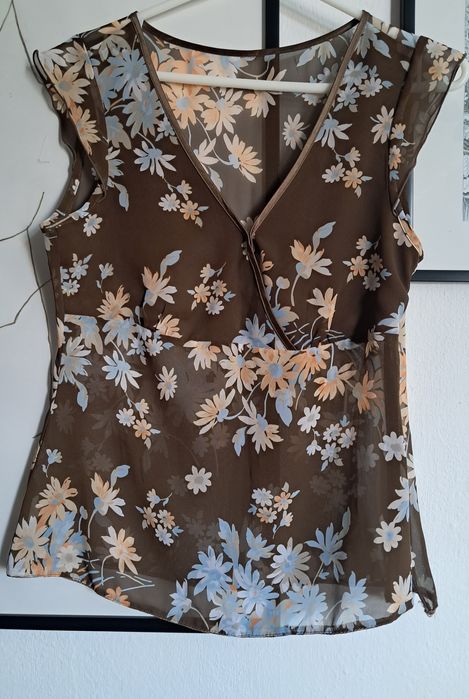 Brązowa bluzka w kwiaty