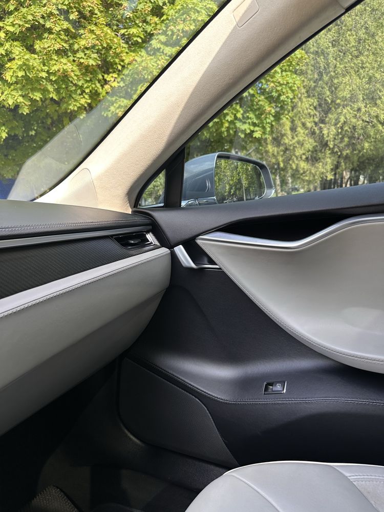 Продам Tesla Model S в отличном состоянии