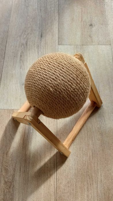 Mały drapak dla kota drewniany kula