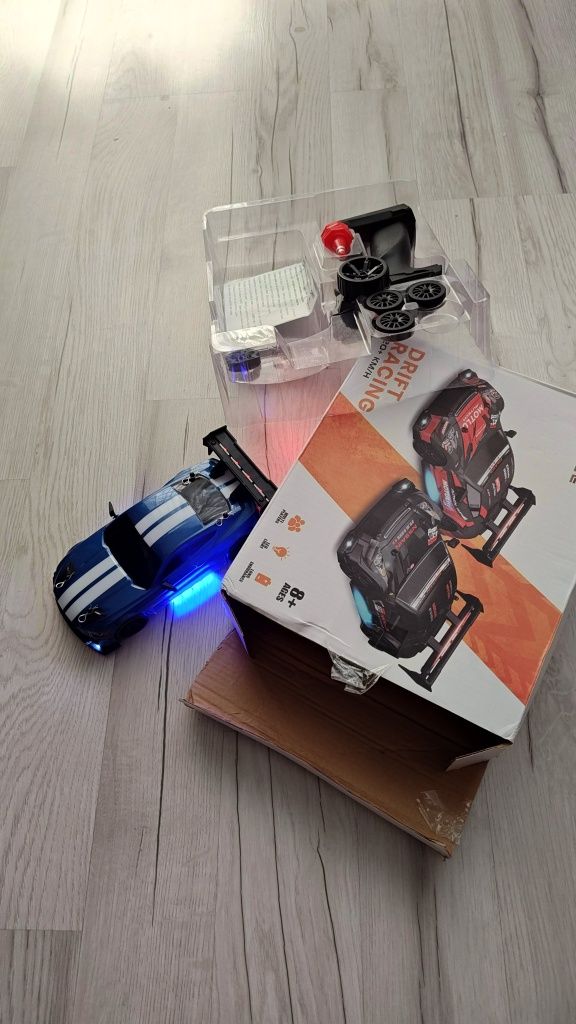 Samochód Ford Mustang GT 6 gen kolor biały pasy LED neony DRIFT RC 4wd