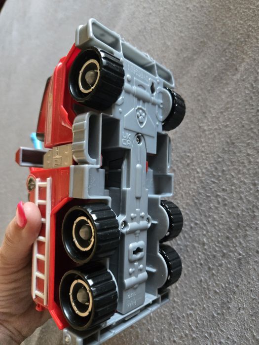 Psi patrol wóz strażacki i piesek Marshall