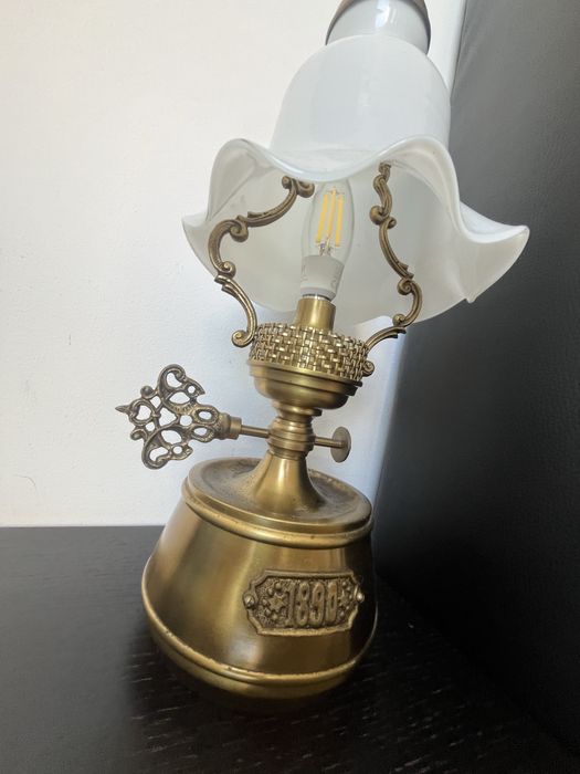 Lampada de mesa cabeceira vintage  em latao e vidro em milk glass