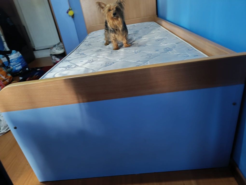 Cama de solteiro que fica em cama de casal