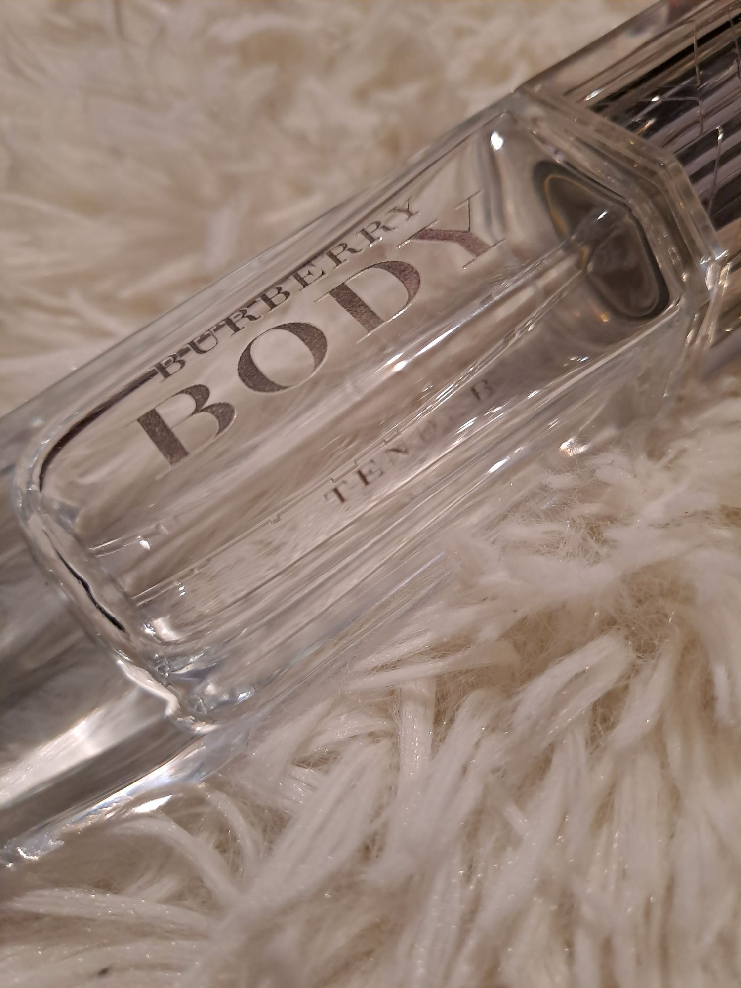 Flakonik po perfumach Burberry body tender